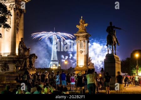 FRANKREICH. PARIS (7. BEZIRK). FEUERWERK AM EIFFELTURM (KREATION: GRUPPE F), ANLÄSSLICH DES NATIONALTAGES (VON DER BRÜCKE ALEXANDRE III) Stockfoto