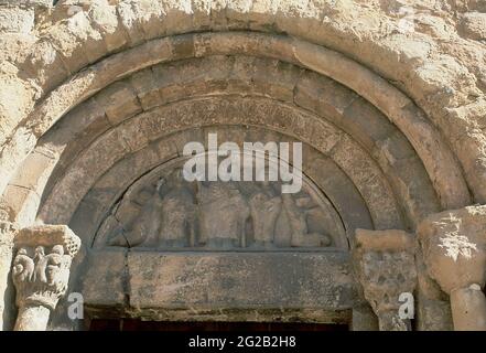 TIMPANO CON LA IMAGEN DE CRISTO FLANQUEADO POR SAN PEDRO Y SAN PABLO - SIGLO XII - ROMANICO KATALANISCH. ORT: IGLESIA DE SAN POL. SAN JUAN DE LAS ABADESAS. GERONA. SPANIEN. JESUS. DER HEILIGE APOSTEL PAULUS. APOSTEL PETRUS. SAN PABLO DE TARSO. TARSO PABLO DE SAULO. Stockfoto