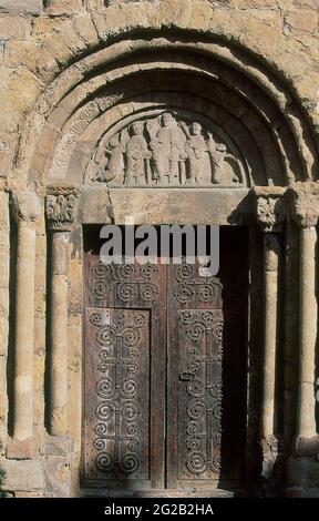 PORTADA ROMANICA - TIMPANO CON LA IMAGEN DE CRISTO FLANQUEADO POR SAN PEDRO Y SAN PABLO - SIGLO XII. ORT: IGLESIA DE SAN POL. SAN JUAN DE LAS ABADESAS. GERONA. SPANIEN. JESUS. DER HEILIGE APOSTEL PAULUS. APOSTEL PETRUS. SAN PABLO DE TARSO. TARSO PABLO DE SAULO. Stockfoto