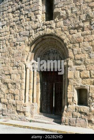 PORTADA DE LA IGLESIA ROMANICA CONSTRUIDA EN EL SIGLO XII DEDICADA A SAN JUAN Y SAN PABLO. ORT: IGLESIA DE SAN POL. SAN JUAN DE LAS ABADESAS. GERONA. SPANIEN. Stockfoto