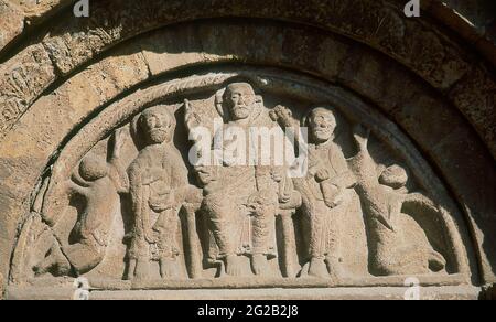 TIMPANO CON LA IMAGEN DE CRISTO FLANQUEADO POR SAN PEDRO Y SAN PABLO - SIGLO XII - ROMANICO KATALANISCH. ORT: IGLESIA DE SAN POL. SAN JUAN DE LAS ABADESAS. GERONA. SPANIEN. JESUS. DER HEILIGE APOSTEL PAULUS. APOSTEL PETRUS. SAN PABLO DE TARSO. TARSO PABLO DE SAULO. Stockfoto