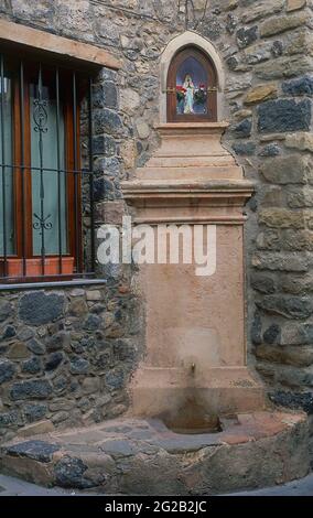 FUENTE Y HORNACINA CON LA IMAGEN DE LA VIRGEN. Lage: AUSSEN. CASTELLFOLLIT DE LA ROCA. GERONA. SPANIEN. Stockfoto