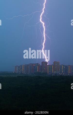 Blitzschlag trifft die Stadt. Blitzschlag zu Hause Stockfoto