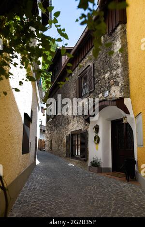 HALLSTAT, ÖSTERREICH - 08. Jan 2021: Typisch österreichisches Alpenhaus mit hellen Blumen auf dem Balkon Stockfoto