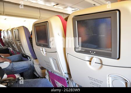 Flugzeugsitze mit Unterhaltung an Bord Stockfoto