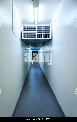 Langer, enger Korridor im Gebäude Stockfoto
