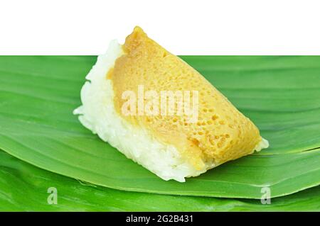 Traditionelles thailändisches Dessert: Süße, klebrige Reisdecke mit gedämpfter Eiercreme auf Bananenblatt Stockfoto