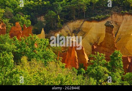 FRANKREICH, PROVENCE-ALPES-COTE D'AZUR. VAUCLUSE (84) RUSTEL, DAS PROVENZALISCHE COLORADO IN DER NÄHE DES DORFES RUSTEL, OCKER VON LUBERON Stockfoto