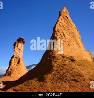 FRANKREICH, PROVENCE-ALPES-COTE D'AZUR. VAUCLUSE (84) RUSTEL, DIE SELTSAMEN HÜGEL VON SANDS GENANNT COLORADO PROVENCAL Stockfoto