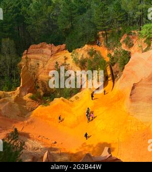 FRANKREICH, PROVENCE-ALPES-COTE D'AZUR. VAUCLUSE (84) ROUSSILLON , NATURPARK VON LUBERON, BESUCH DES OCKERFARBENEN STEINBRUCHS IN DER NÄHE DES DORFES ROUSSILLON Stockfoto