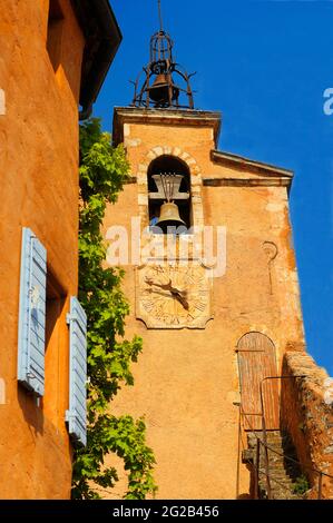 FRANKREICH, PROVENCE-ALPES-COTE D'AZUR. VAUCLUSE (84) ROUSSILLON , NATURPARK VON LUBERON, KIRCHE AN DER SPITZE DES DORFES Stockfoto