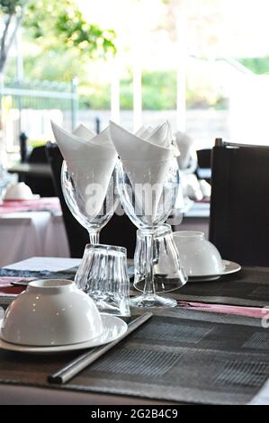Tischset des Restaurants: Gläser, Servietten, Essstäbchen, Schüsseln und Geschirr Stockfoto