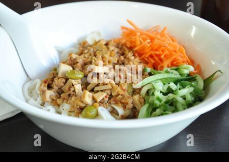 Würziges Schweinefleisch und Tofu mit Nudel - taiwanesische Küche Stockfoto