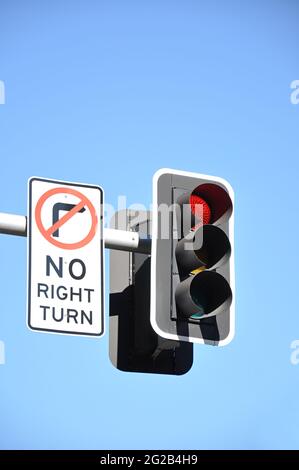 Ampel und KEIN SCHILD MIT RECHTS ABBIEGEN auf blauem Himmel Hintergrund Stockfoto