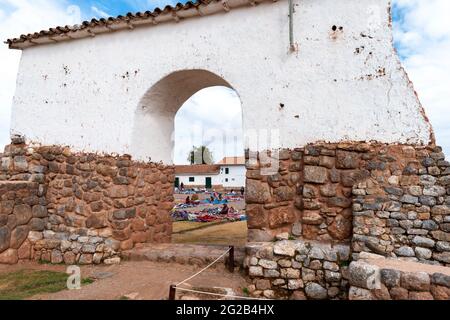 Kolonialbogen in Chinchero, einem Marktdorf, das auf Inka-Ruinen im Heiligen Tal in Peru erbaut wurde Stockfoto