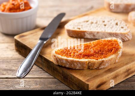 Toastbrot in Scheiben mit Sobrasada auf rustikalem Holztisch. Typisch mallorquinische Küche in Spanien. Stockfoto