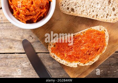 Toastbrot in Scheiben mit Sobrasada auf rustikalem Holztisch. Typisch mallorquinische Küche in Spanien. Stockfoto