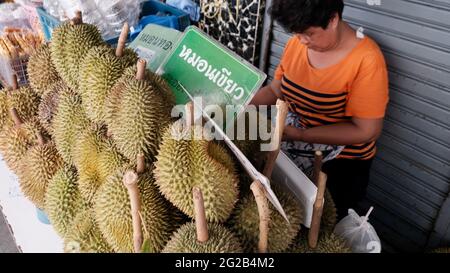 Durian Fruit Sellers in Bangkok Thailand König der thailändischen Früchte Südostasien Durio zibethinus Stockfoto