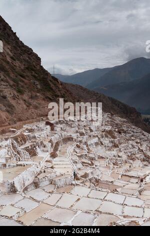 Verdunstungsteiche in den Salzminen von Maras im Heiligen Tal, Peru Stockfoto