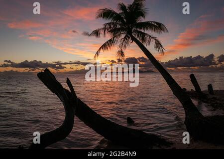Polynesischer Sonnenuntergang mit Bora Bora am Horizont Stockfoto