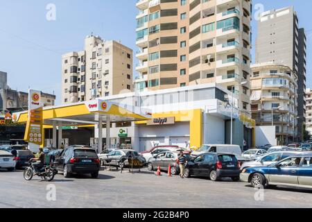 Libanesische Fahrer stehen während der Kraftstoffkrise stundenlang an Tankstellen in Beirut, Libanon Stockfoto