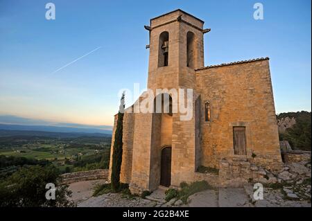 FRANKREICH, VAUCLUSE ( 84 ) , OPPEDE LE VIEUX, NATIONALPARK VON LUBERON, KIRCHE NOTRE DAME D' ALYDON Stockfoto