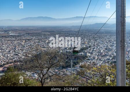 Hochwinkelansicht der Bergbahn San Bernardo mit der Stadt Salta, Argentinien im Hintergrund Stockfoto