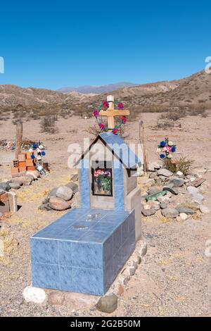 Blaues gefliestes Grab auf einem Friedhof in San Carlos, Provinz Salta, Argentinien Stockfoto