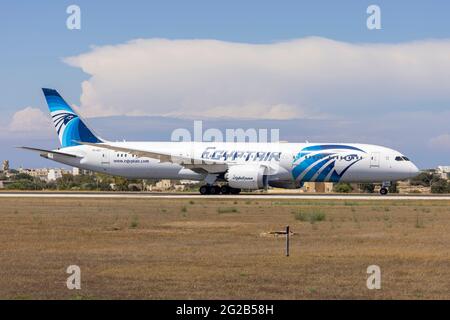 Egyptair Boeing 787-9 Dreamliner (Reg.: SU-GEU) mit einem Frachtflug zwischen Malta und Kairo, Eygpt. Stockfoto