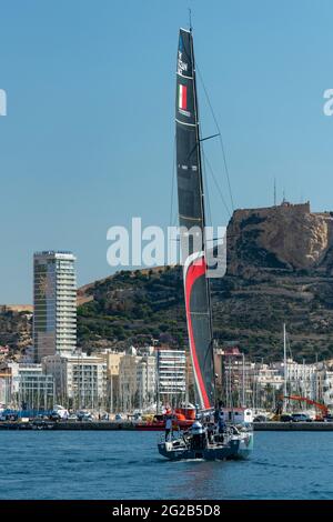 ALICANTE, SPANIEN - 2021. JUNI: Das Mannschaftsschiff Viva Mexico kommt während des Ocean Race Europe am 29. Mai 2021 von Lorien aus im Hafen von Alicante an Stockfoto