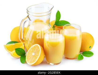 Gelbe Orangenfrüchte und frischer Orangensaft isoliert auf weißem Hintergrund. Stockfoto