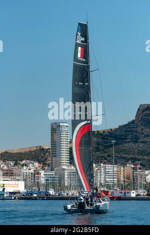 ALICANTE, SPANIEN - 2021. JUNI: Das Mannschaftsschiff Viva Mexico kommt während des Ocean Race Europe am 29. Mai 2021 von Lorien aus im Hafen von Alicante an Stockfoto