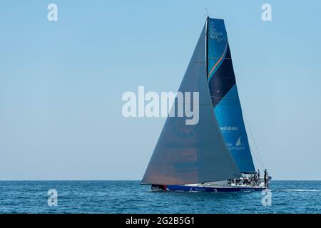 ALICANTE, SPANIEN - 2021. JUNI: Das Team-Schiff des österreichischen Ocean Race-Projekts kommt während des Ocean Race Europe am 29. Mai im Hafen von Alicante an. Stockfoto