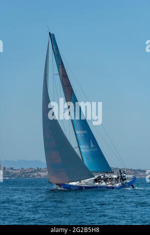 ALICANTE, SPANIEN - 2021. JUNI: Das Team-Schiff des österreichischen Ocean Race-Projekts kommt während des Ocean Race Europe am 29. Mai im Hafen von Alicante an. Stockfoto