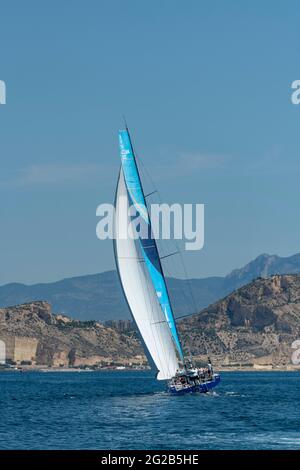 ALICANTE, SPANIEN - 2021. JUNI: Das Team-Schiff des österreichischen Ocean Race-Projekts kommt während des Ocean Race Europe am 29. Mai im Hafen von Alicante an. Stockfoto