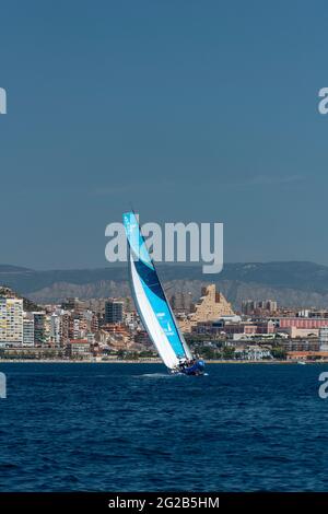 ALICANTE, SPANIEN - 2021. JUNI: Das Team-Schiff des österreichischen Ocean Race-Projekts kommt während des Ocean Race Europe am 29. Mai im Hafen von Alicante an. Stockfoto