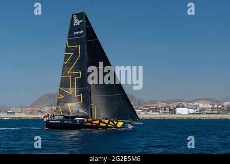 ALICANTE, SPANIEN - 2021. JUNI: Das Mannschaftsschiff Ambersail-2 kommt am 29. Mai 2021 von Lorien aus im Hafen von Alicante an, während das Ocean Race Europe startet Stockfoto