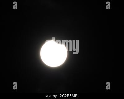 Sheerness, Kent, Großbritannien. Juni 2021. Der Beginn der Sonnenfinsternis oberhalb von Sheerness in Kent. Kredit: James Bell/Alamy Live Nachrichten Stockfoto