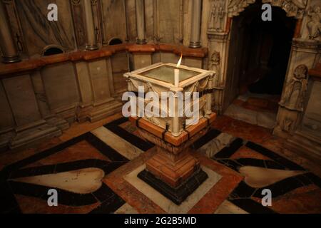 Engelsstein in der Ädikula des Heiligen Grabes, ein Altar, auf dem Engel Gabriel saß, als er der Jungfrau Maria und Maria Magdalena Jesus Christus erzählte, auferstanden zu sein. Stockfoto