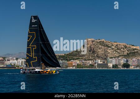 ALICANTE, SPANIEN - 2021. JUNI: Das Mannschaftsschiff Ambersail-2 kommt am 29. Mai 2021 von Lorien aus im Hafen von Alicante an, während das Ocean Race Europe startet Stockfoto