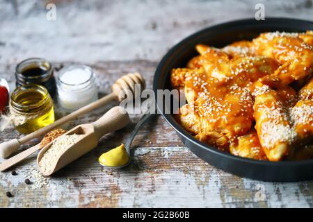 Kochen von Hähnchenflügeln. Buffalo Wings Rezept. Keto Paleo. Pegan. Stockfoto