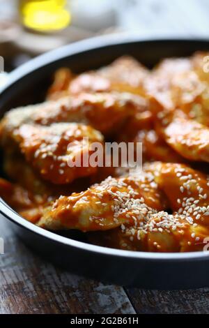 Kochen von Hähnchenflügeln. Buffalo Wings Rezept. Keto Paleo. Pegan. Stockfoto