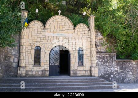 Constanta, Rumänien - 04. August 2020: Der Eingang zur Höhle des Heiligen Andreas in Dobrogea, Rumänien. Stockfoto