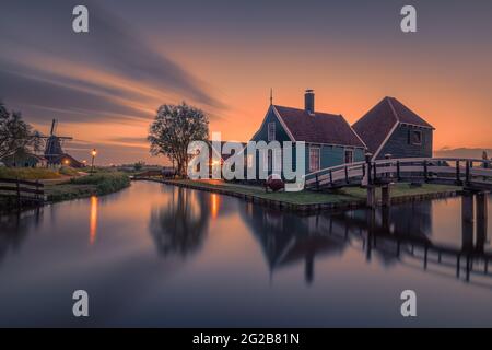 Sonnenaufgang am Zaanse Schans, einem bekannten touristischen Hotspot in Zaandijk, in der niederländischen Provinz Noord-Holland, nicht weit von Amsterdam. Stockfoto