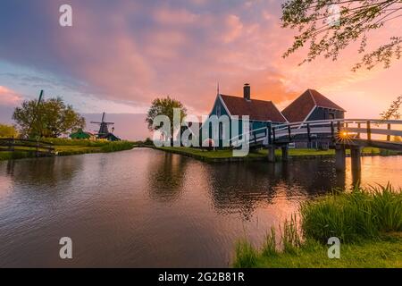 Sonnenaufgang am Zaanse Schans, einem bekannten touristischen Hotspot in Zaandijk, in der niederländischen Provinz Noord-Holland, nicht weit von Amsterdam. Stockfoto