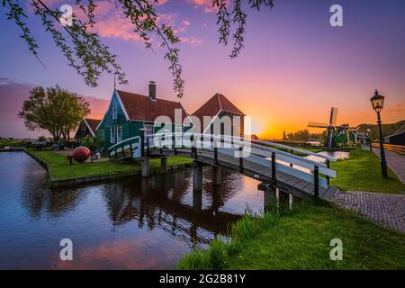 Sonnenaufgang am Zaanse Schans, einem bekannten touristischen Hotspot in Zaandijk, in der niederländischen Provinz Noord-Holland, nicht weit von Amsterdam. Stockfoto