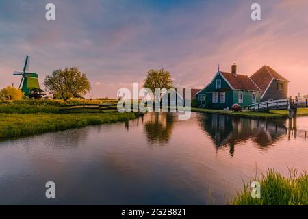 Sonnenaufgang am Zaanse Schans, einem bekannten touristischen Hotspot in Zaandijk, in der niederländischen Provinz Noord-Holland, nicht weit von Amsterdam. Stockfoto