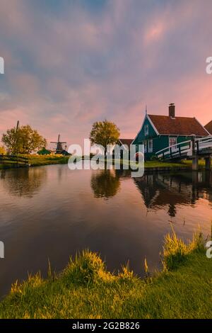 Sonnenaufgang am Zaanse Schans, einem bekannten touristischen Hotspot in Zaandijk, in der niederländischen Provinz Noord-Holland, nicht weit von Amsterdam. Stockfoto