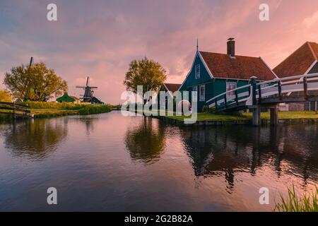 Sonnenaufgang am Zaanse Schans, einem bekannten touristischen Hotspot in Zaandijk, in der niederländischen Provinz Noord-Holland, nicht weit von Amsterdam. Stockfoto