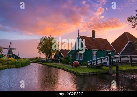 Sonnenaufgang am Zaanse Schans, einem bekannten touristischen Hotspot in Zaandijk, in der niederländischen Provinz Noord-Holland, nicht weit von Amsterdam. Stockfoto